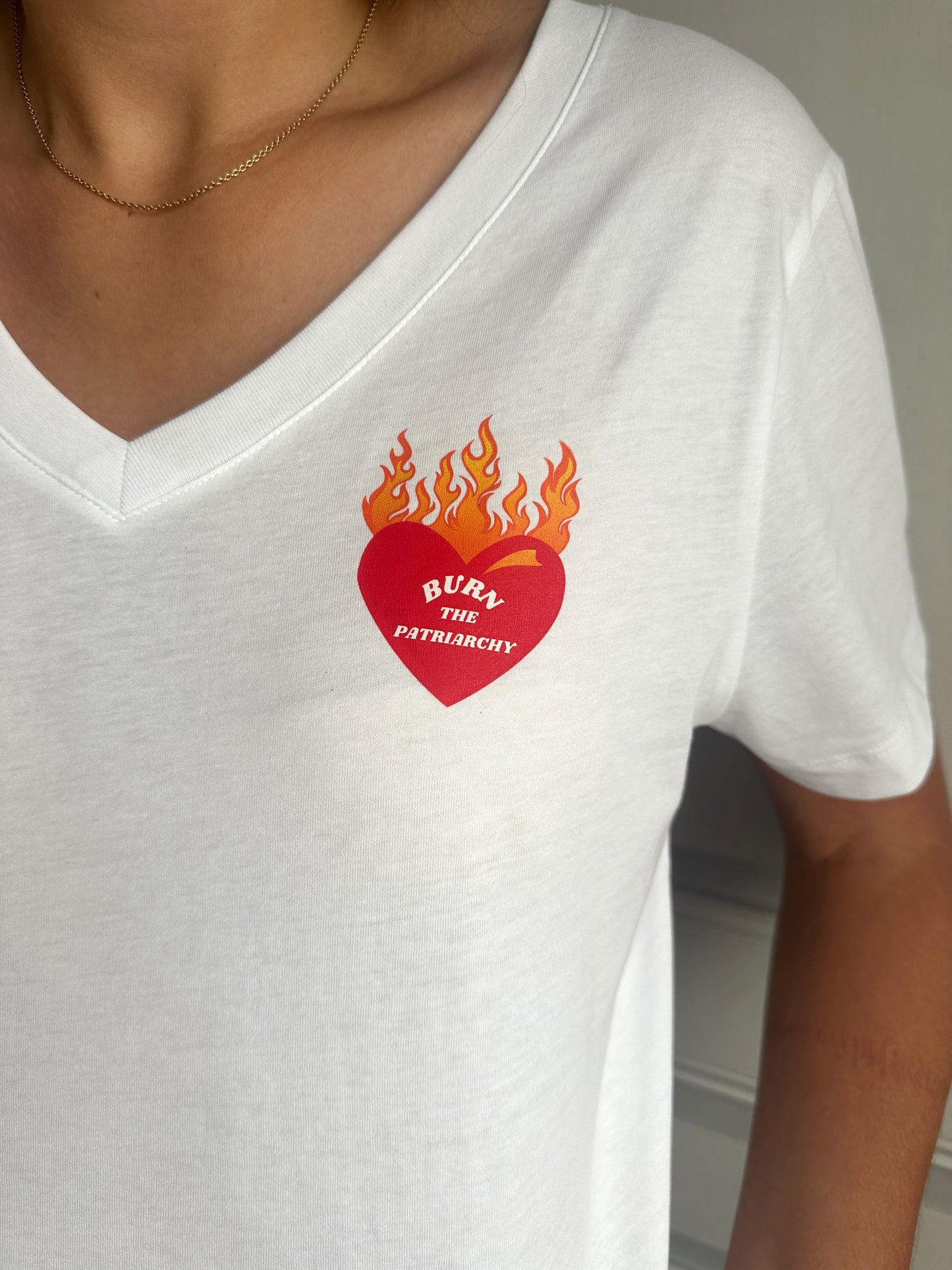 Tee-shirt col V BURN THE PATRIARCHY