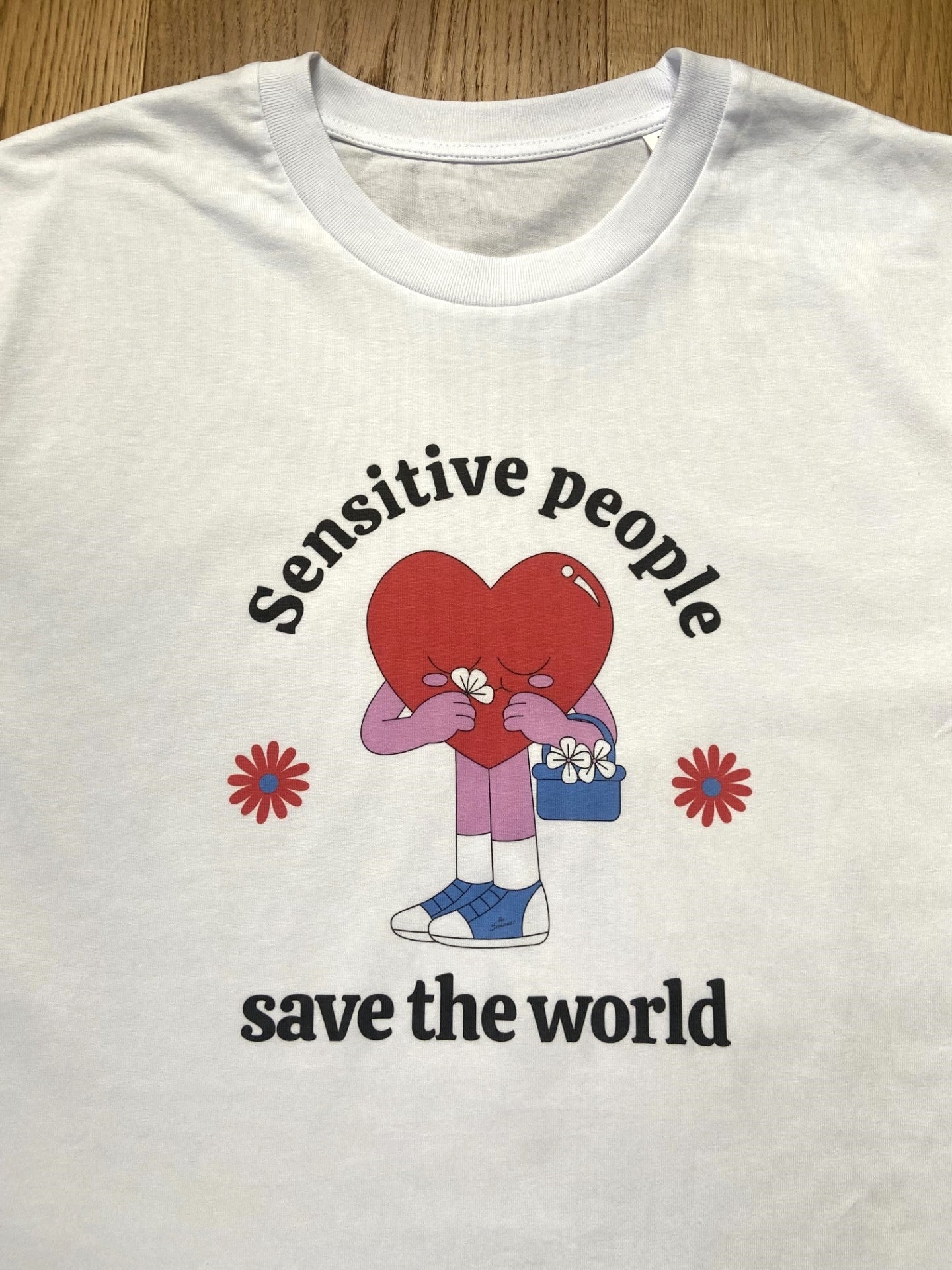 Tee-shirt SENSITIVE PEOPLE SAVE THE WORLD